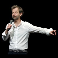 EgyÉletem: Grecsó Krisztián életrajzi stand up estje a Várkert Bazárban